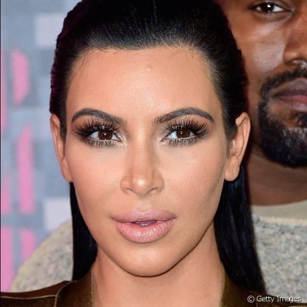 A sombra marrom foi a escolha de Kim Kardashian para criar um esfumado que combinasse com o seu vestido